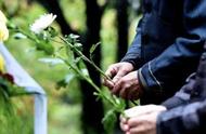 “每卖出一块墓地，我就成了逝者家属的陪聊”，90后公墓管理员：帮助他们，同死亡这事和解