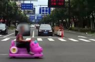 看傻眼！七旬老太竟开“碰碰车”上路……