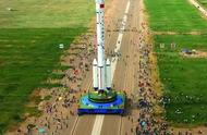 在火箭运输过程中，如何保持火箭竖直不倒呢？