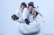 冰天雪地里，瑞士举行第七届年度浴缸趣装斜坡滑行大赛