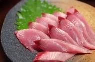 日本顶级刀工料理，在客人面前切鱼片，鱼骨还能游泳，太“疯狂”