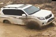 车子陷入泥坑里，为什么带四驱的SUV打滑开不出来呢？