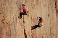 《峰爆》中的徒手攀岩：是极限运动，也是贵州“蜘蛛人”的生活