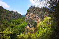 云南深山有座寺庙，建在悬崖上距今千年，独自居住着一位中年男子