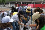 为打造干净的城市，一群东京人在奥运场馆外捡垃圾