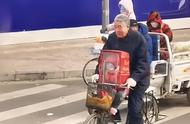爷爷酷炫装备：斗篷 自行车，送娃上幼儿园，路人羡慕不已！