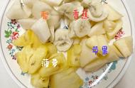 一份水果盛宴早餐：切片面包水果披萨