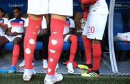 英格兰足球运动员在袜子上剪洞，这引起了球迷关注，这是为啥呢