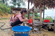 翠花在越南山上的独居生活，自己在院子清洗放炊具的架子全过程