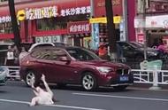 狂暴女子暴走公路，拿高跟鞋猛砸路人车辆？点击查看惊险后续！