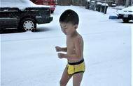 10年前，被父亲逼迫零下13度裸跑的4岁小男孩，后来怎么样了