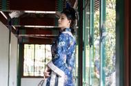 大清格格的满族蓝色花纹旗袍，散发出皇族气息