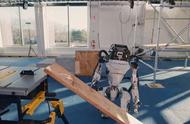 波士顿动力机器人最新演示，学会飞身旋转扔工具包