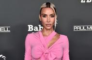 金·卡戴珊（Kim Kardashian）身穿全粉色连衣裙出席活动