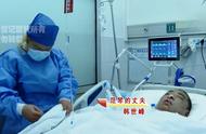 23岁女子不顾父母反对，嫁给33岁男子，17年后，男子倒地不醒，儿子也要救治，女子需要二选一，她该怎么办？