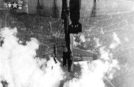 游戏都不敢这么玩：B-17投弹“砸”落了下方的友机