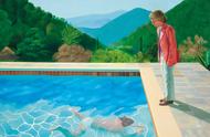 《泳池双人像》如何用粗糙的笔触，营造出水的质感和光线的折射？