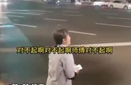 我就要你跪在路中间道歉儿子疯狂砸着护栏和红绿灯 拦截过往车辆