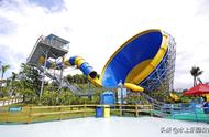 水上乐园垂直高速滑梯是最陡，速度超快且高效的游乐设施