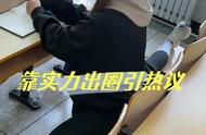 四川一高校女生解锁新姿势，靠实力帮同学占座，后排座位更香吗？