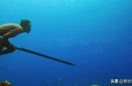 巴瑶人“海底狩猎”，水下憋气13分钟，一根长矛枪横扫海洋鱼类