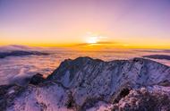 魂牵梦绕牛背山，暖阳嬉戏雪峰笑冷暖交替心舒畅，人间仙境逍遥枫