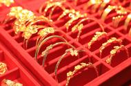 店员误将6万元的19件黄金首饰当废品，赠送给拾荒老大爷
