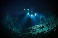 地球上只有人类生存的这一个空间吗？万米深海下科学家发现了这个