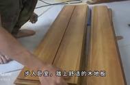师傅用木头建造卧室地板的技术，以及如何逐步安装木地板，真强