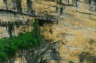 三百米悬崖上发现神秘石门，传说有仙人居住，里面生活物品都还在