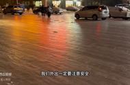 安阳今天下起了大雪，路面湿滑无比，要注意安全