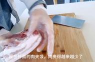 前两天小吃街买了个肉夹馍，夹的肉超级少