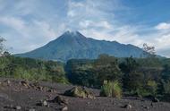 印尼这座火山被誉为“不灭之火”，有如月球表面般令人生畏的风景