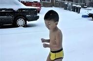 冰雪磨炼！3岁男孩在-13℃雪地裸跑，成就惊艳四方啊！