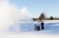 小型自动扫雪机清雪效率高，动力强劲、操作简便